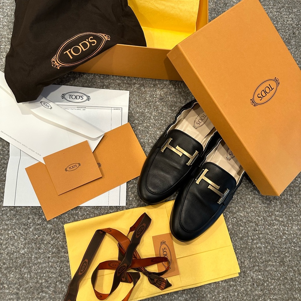 Tod's
double-T leather loafers Black